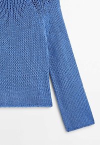 Niebieski sweter dziany o luźnym splocie i prostym kroju. Posiada okrągły dekolt oraz długie rękawy z ściągaczami.