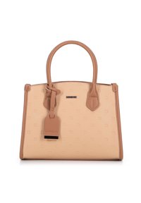 Bolso estructurado beige con patrón en relieve, asas redondeadas y una etiqueta a juego con detalles en tono dorado sobre un fondo blanco.