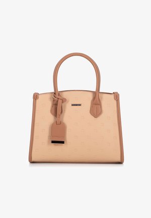 Beige gestructureerde handtas met een reliëfpatroon, ronde handvaten en een bijpassend label met een goudkleurig detail op een witte achtergrond.