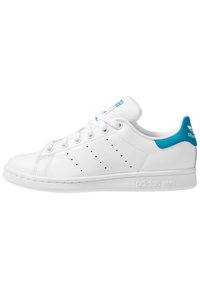 Weiße Ledersneaker mit glatter Textur, perforierten Seitendetails und türkisfarbenen Akzenten an Ferse und Zunge. Adidas-Logo an der Seite.