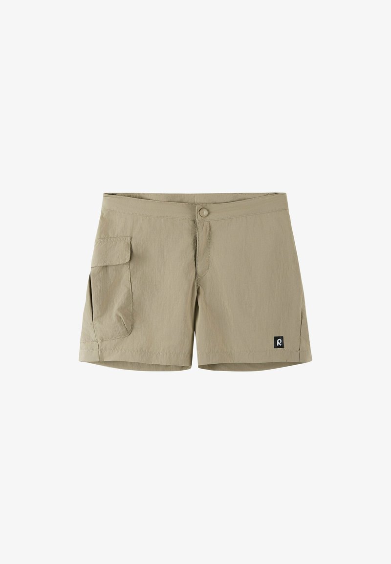Shorts beige longueur genou avec une poche à rabat latérale sur la jambe gauche et une fermeture par bouton à la taille, présentant une petite étiquette logo noire sur l'ourlet droit.