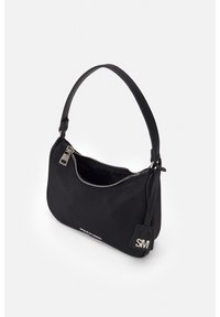 Sort nylonhåndtaske med lynlås, læderdetaljer og kort håndtag. Har en lille mærkat med "SM." Minimalistisk design og kompakt form.