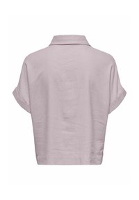 Camisa de manga corta color lavanda con cuello y mangas enrolladas, hecha de una tela ligera. Diseño limpio y sencillo sin patrones.