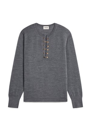 Haut en maille gris à manches longues avec un col rond et sept boutons sur le devant. Caractéristiques : poignets et ourlet inférieur côtelés. Texture douce avec une coupe légèrement décontractée.