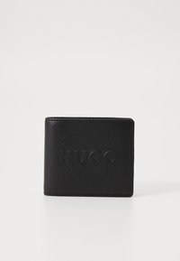 Sort læderpung med tekstureret overflade, prydet med det præget logo "HUGO" på forsiden, kvadratisk form og minimalistisk design.