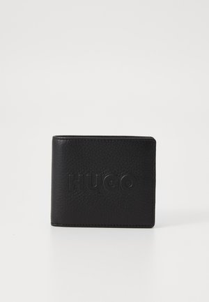 Carteira em pele preta com superfície texturizada, apresentando o logo em relevo "HUGO" na parte da frente, formato quadrado e design minimalista.