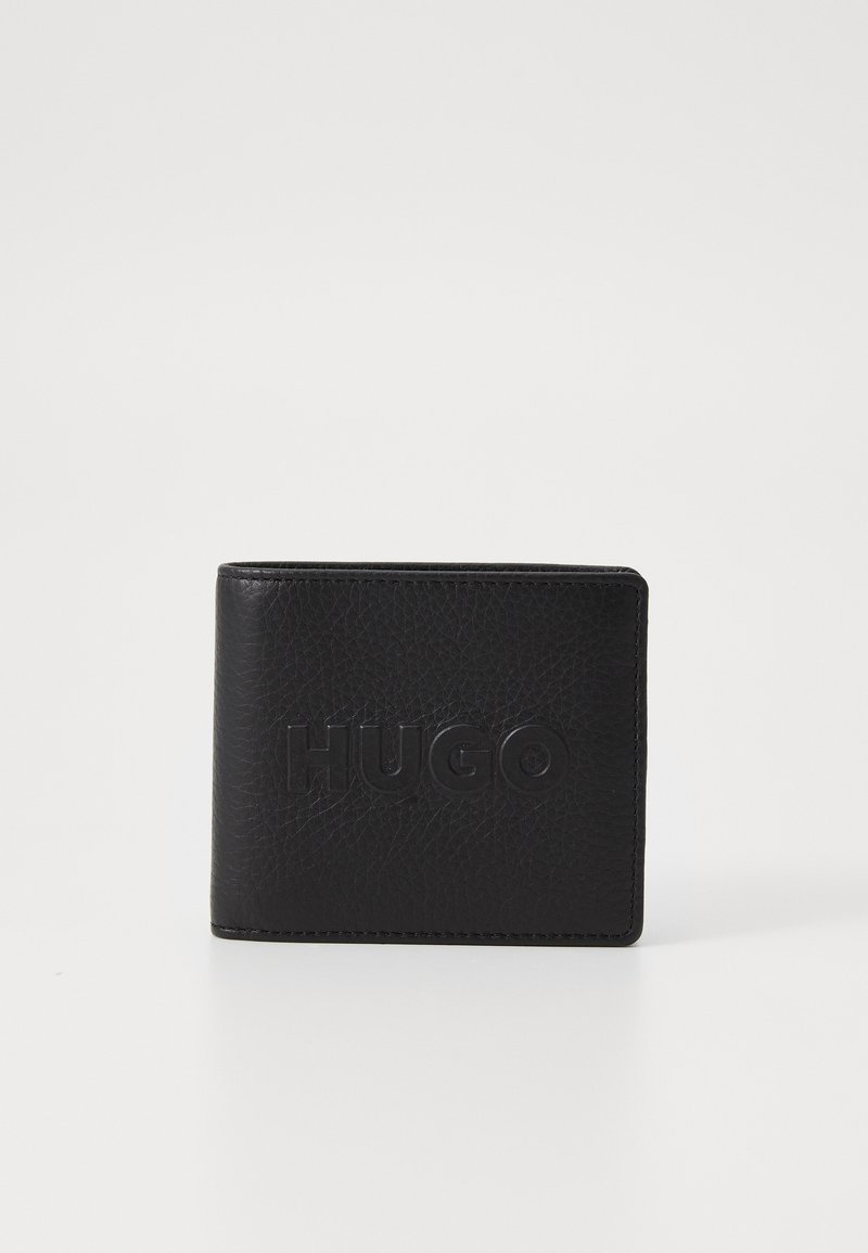 Sort læderpung med tekstureret overflade, prydet med det præget logo "HUGO" på forsiden, kvadratisk form og minimalistisk design.