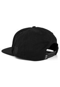 Fekete snapback sapka lapos karimával, texturált anyagból, hátsó állítóval és dombornyomott kagylólogóval a bal oldalon.