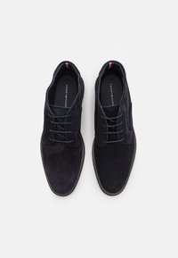 Tommy Hilfiger CORE RWB - Nauhalliset nilkkurit - desert sky