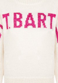 Maglione lavorato a maglia crema con il bold testo rosa "S.T. BART", scollatura rotonda e orlo a costine, che enfatizza la texture e il contrasto di colore.