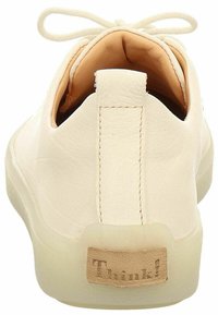 Cremfarbene Ledersneaker mit runder Form, strukturiertem Finish und gepolstertem Innenraum. Verfügt über eine hellfarbige Sohle und ein Logo an der Ferse.