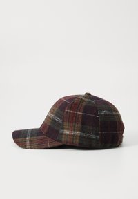 Casquette de baseball avec un motif en tartan rouge foncé, vert, marron et blanc, présentée sur un fond blanc uni.