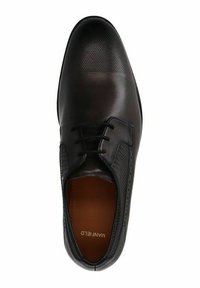 Zwarte lederen schoen met een gladde afwerking, geperforeerde teen, een gewatteerde zijpaneel en platte veters. Binnenin bevindt zich een bruine voering met merklogo.