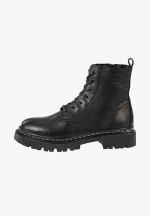 Bottine en cuir noir avec bout rond, design à lacets, finition texturée, rembourrage, semelle en caoutchouc épaisse et surpiqûres blanches contrastantes.