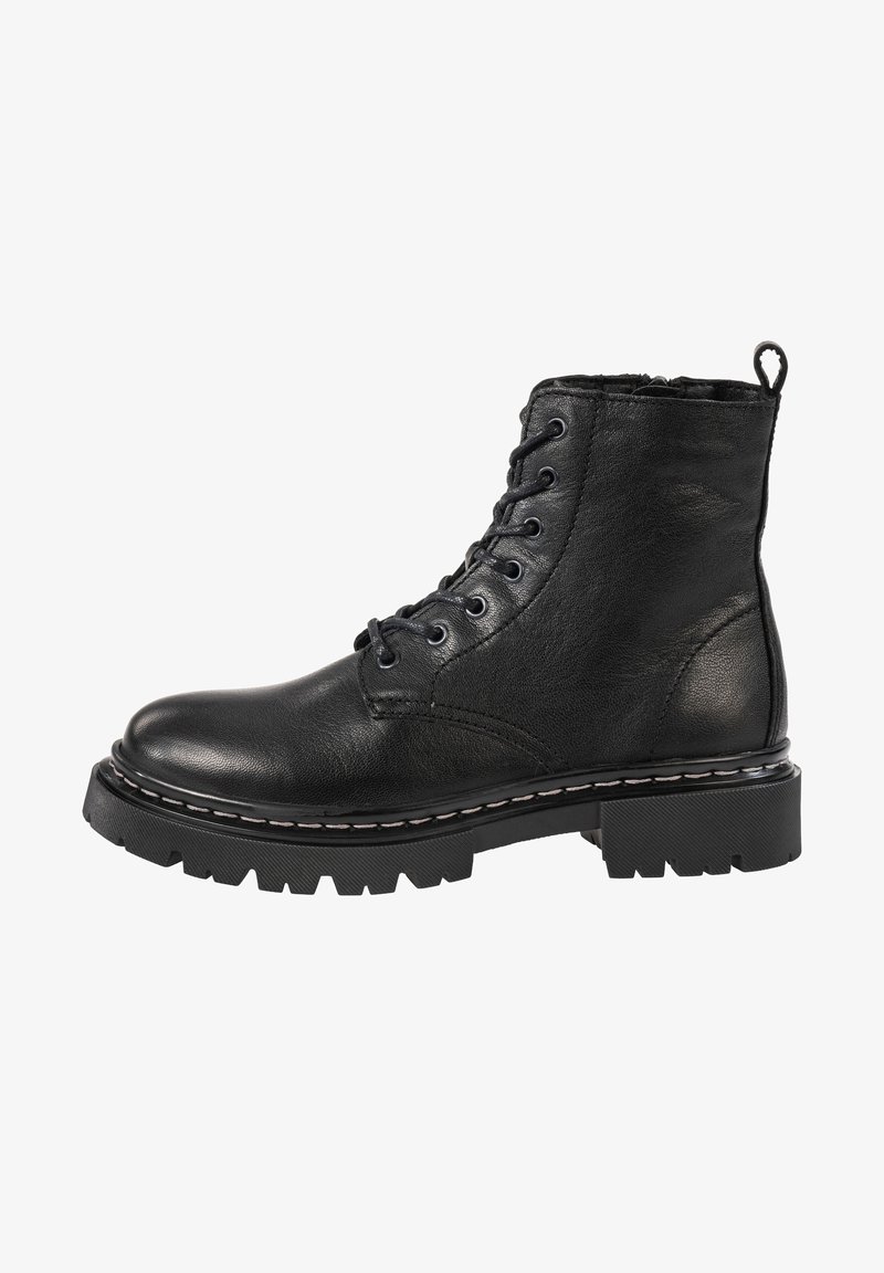 Bottine en cuir noir avec bout rond, design à lacets, finition texturée, rembourrage, semelle en caoutchouc épaisse et surpiqûres blanches contrastantes.