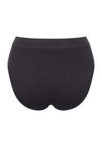 Ropa interior negra de tiro alto con textura suave, cintura elástica y detalles sutiles de costura alrededor de los bordes.