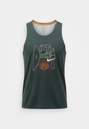 Débardeur de course Nike vert foncé sans manches avec le texte « DISTANT DREAMS » et un motif de cercle pointillé orange sur le devant.