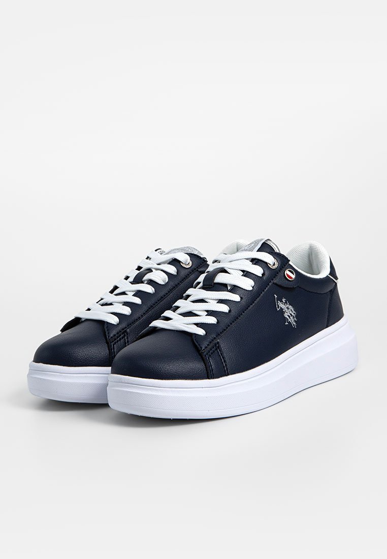 Baskets en cuir bleu marine avec des lacets blancs, une semelle blanche et un logo sur le côté. Elles présentent un design bas classique et une surface texturée.