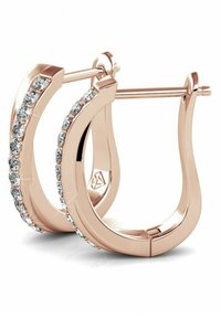 Ohrringe aus roségold mit einem schlanken Design, das auf einer Seite eine Reihe funkelnder klarer Kristalle aufweist. Glatte und glänzende Metalloberfläche.