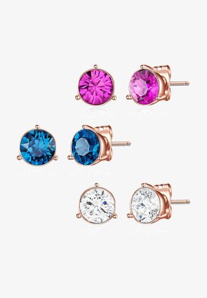 Set de trei cercei stud care prezintă pietre rotunde, tăiate, în culori roz, albastru și transparent, fixate cu monturi din metal de culoare roz aurie.