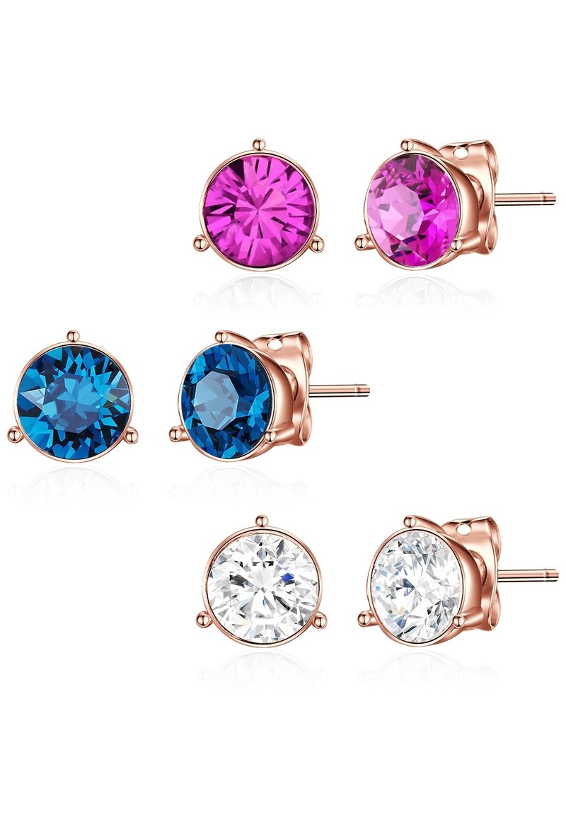 Set de trei cercei stud care prezintă pietre rotunde, tăiate, în culori roz, albastru și transparent, fixate cu monturi din metal de culoare roz aurie.