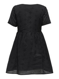 Vestido negro de manga corta con bordados de flores ojales, cuerpo entallado y falda fruncida, visto desde atrás.