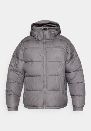 Szürke puffkabát kapucnival, elöl cipzárral és oldalsó zsebekkel. Az anyaga sima, steppelt mintázattal és puha béléssel rendelkezik.