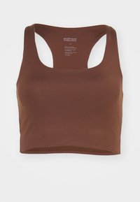 Brun cropped tank top lavet af glat stof, med en bred rund halsudskæring og racerback-design. Etiketten synlig indeni.