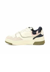 Sneaker con una toma crema e blush, materiali in suede e pelle, punta rotonda, suola spessa, accenti blu scuro sul tallone e sulla linguetta.