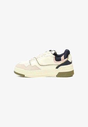 Sneaker con una toma crema e blush, materiali in suede e pelle, punta rotonda, suola spessa, accenti blu scuro sul tallone e sulla linguetta.