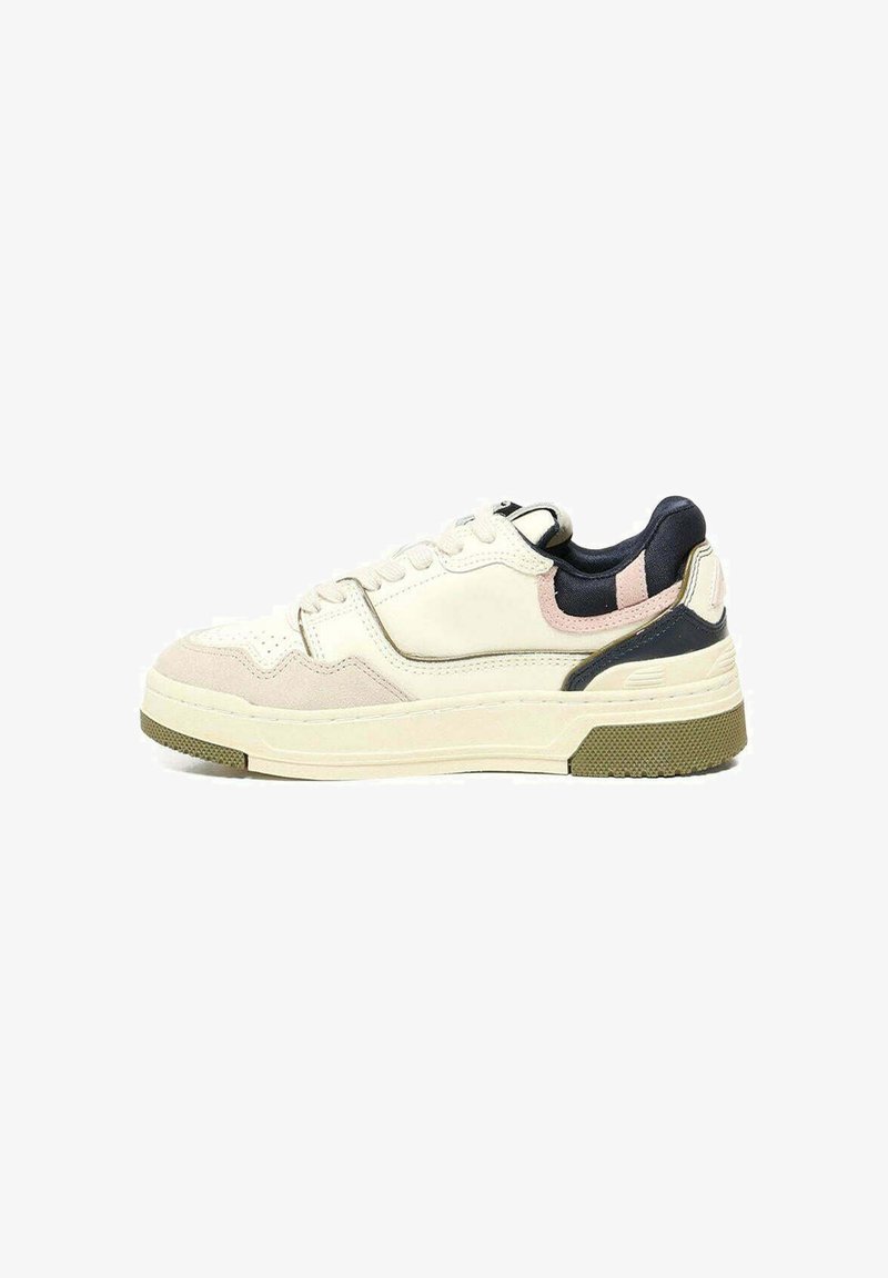 Sneaker con una toma crema e blush, materiali in suede e pelle, punta rotonda, suola spessa, accenti blu scuro sul tallone e sulla linguetta.