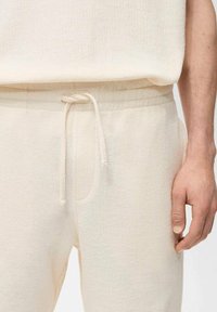 Mango XAVIS - Teplákové kalhoty - off-white
