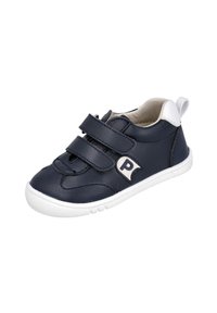 Zapatillas de niño de color azul marino con suela blanca, dos correas de velcro, lengüeta blanca en el talón y detalle de la letra "P" en el lateral.