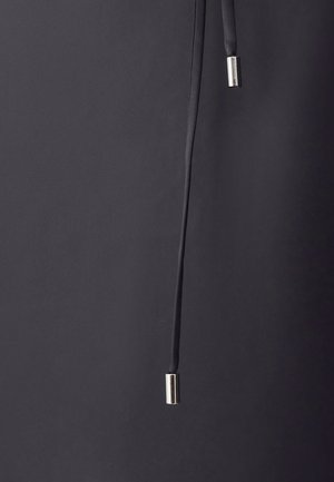 Melnas audums ar gludu tekstūru, ar regulējamu auklu ar sudraba metāla galiem. Vienkāršs, moderns dizains bez rakstiem.