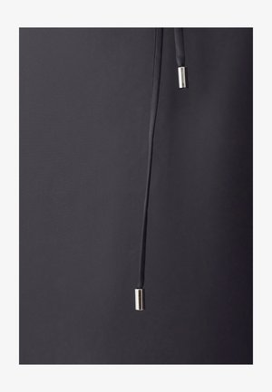 Melnas audums ar gludu tekstūru, ar regulējamu auklu ar sudraba metāla galiem. Vienkāršs, moderns dizains bez rakstiem.