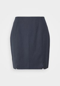 Jupe mini bleu marine foncé avec des rayures verticales, design ajusté, dotée d'une fente à l'arrière pour plus de liberté de mouvement. Texture de tissu lisse.