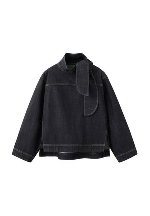 Veste en denim foncé avec un col haut, des manches longues, et un détail unique semblable à une écharpe. Des surpiqûres contrastantes mettent en valeur le design et la forme.