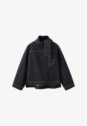 Veste en denim foncé avec un col haut, des manches longues, et un détail unique semblable à une écharpe. Des surpiqûres contrastantes mettent en valeur le design et la forme.