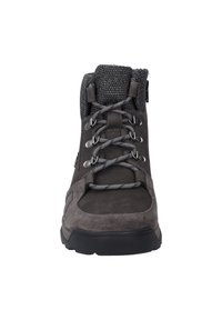 Botas de senderismo para hombre en ante gris oscuro y tejido texturizado. Presentan ojales de metal, un cuello acolchado y una suela de goma duradera.