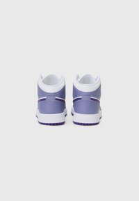Violetinės ir baltos aukštos sportinės bateliai su lygiu paviršiumi, paminkštintu apykakle ir balta gumine padu su violetinėmis detalėmis.