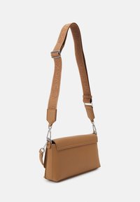Calvin Klein MUST SHOULDER BAG - Borsa a mano - lion