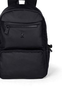 Zaino nero con due scomparti con cerniera e un piccolo logo di un cavallo e cavaliere sulla tasca anteriore.