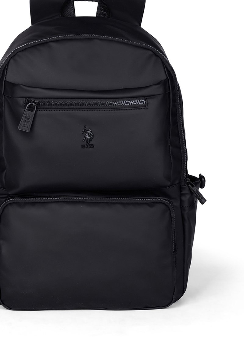 Zaino nero con due scomparti con cerniera e un piccolo logo di un cavallo e cavaliere sulla tasca anteriore.