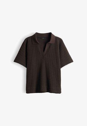 Donkerbruine gebreide polo met korte mouwen, met een gestructureerde verticale ribbel en een diepe V-hals.