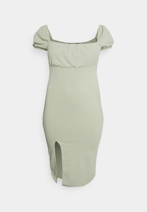 Vestido justo de tecido verde claro, com mangas bufantes, decote arredondado e uma fenda lateral para adicionar detalhe. Textura suave.