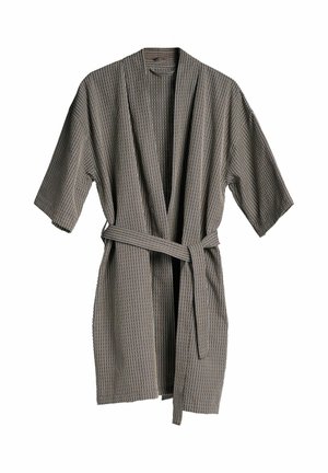 Robe de style kimono à rayures avec une conception enveloppante, des manches courtes et une ceinture à nouer. Fait en tissu texturé dans des tons neutres.