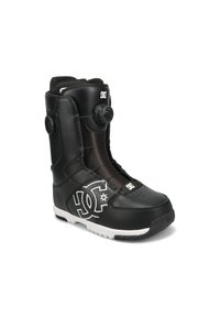 Schwarzer Snowboardstiefel aus synthetischem Material mit einem geformten Design, ausgestattet mit einem Drehverschluss, strukturiertem Finish und kontrastierenden weißen Logo-Akzenten.