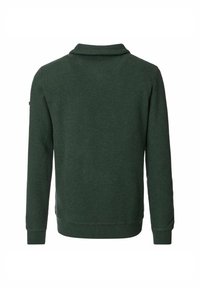 Grüner Strickpullover mit Schalkragen, langen Ärmeln und gerippter Textur. Verfügt über ein kleines Logo am linken Ärmel.