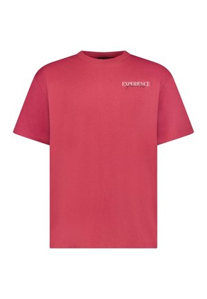 Rood T-shirt met korte mouwen en witte tekst "EXPERIENCE" en kleinere cursieve letters op de linkerborst.