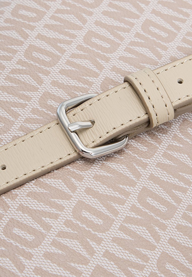 Beiger Kunstledergürtel mit einer silbernen Schnalle, der eine strukturierte Oberfläche und einen gemusterten Hintergrund aufweist.